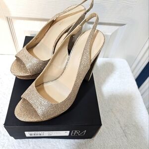 New Pelle Moda Palma Slingback Sandal w 4" 3/4 heel & 1" platform 9M Plat Gold
